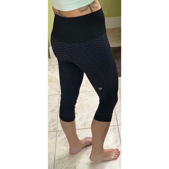 LULULEMON In The Flow Crop II Heathered Naval dark Blue black knee length crop 4 - Picture 3 of 8